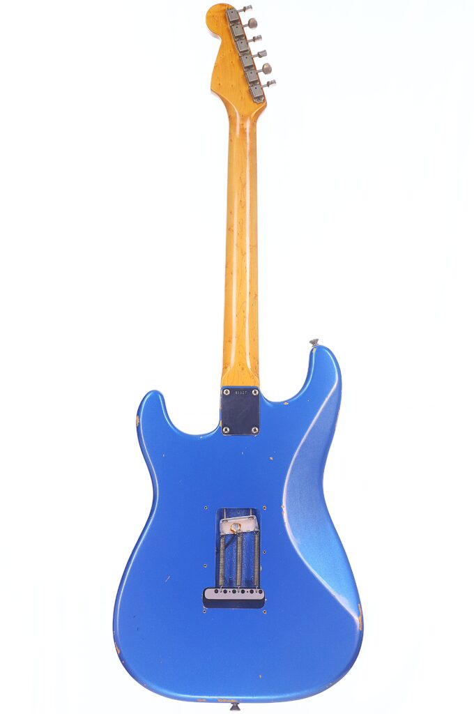 Die Blaue Fender Stratocaster 1960 Relic Cunetto/Cruz E-Gitarre Wird Von Hinten Gezeigt, Wobei Ihr Holzhals Mit Stimmwirbeln, Die Metallhalsplatte Und Einige Kleine Kratzer Und Abnutzungsspuren Für Einen Authentischen Relic-Look Hervorgehoben Werden.