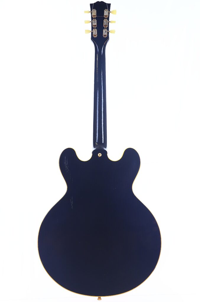 Das Bild Zeigt Die Rückansicht Einer Dunkelblauen Gibson Es-335 Td Murphy Lab E-Gitarre Mit Einem Semi-Hollow-Korpus Mit Doppeltem Cutaway Und Sechs Stimmwirbeln An Der Kopfplatte Vor Weißem Hintergrund.