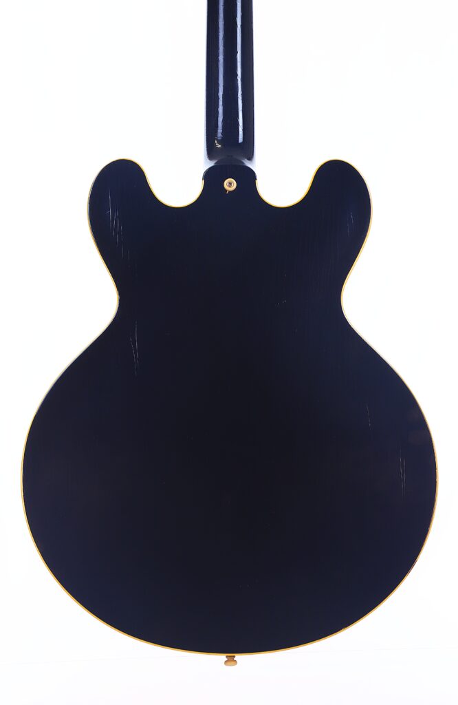 Das Bild Zeigt Die Rückansicht Einer Schwarzen Gibson Es-335 Td Murphy Lab E-Gitarre Mit Einem Semi-Hollow-Korpus Mit Doppeltem Cutaway Und Goldener Zierleiste, Vor Weißem Hintergrund.