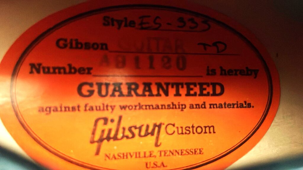 Im Inneren Der Gitarre Ist Ein Orangefarbenes Etikett Zu Lesen: Gibson Es-335 Td Murphy Lab E-Gitarre, Nummer A81120, Garantiert Gegen Fehlerhafte Verarbeitung Und Materialien, Gibson Custom, Nashville, Tennessee, U.s.a.