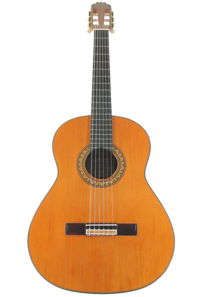 Chitarra classica Hermanos Sanchis Lopez 2007 Extra Concierto a sei corde, tastiera scura e rosetta decorativa sul corpo in legno, fotografata su sfondo bianco.