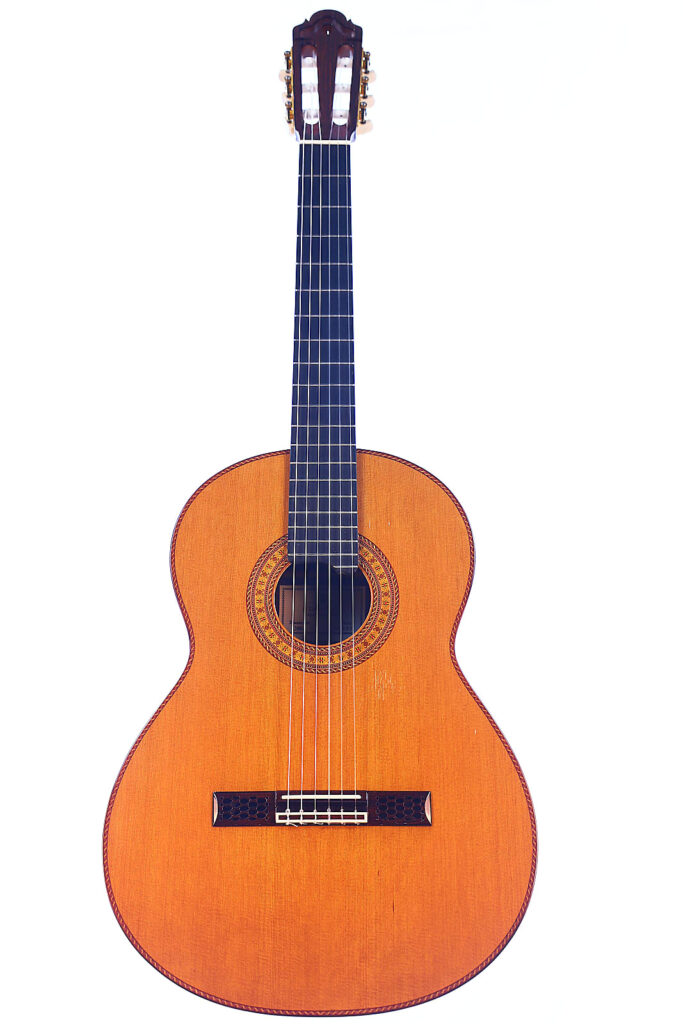 Die Hopf La Portentosa 2004 Klassische Gitarre Ist Eine Klassische Akustikgitarre Mit Holzkorpus, Dunklem Griffbrett Und Sechs Saiten, Die Auf Weißem Grund Abgebildet Ist.