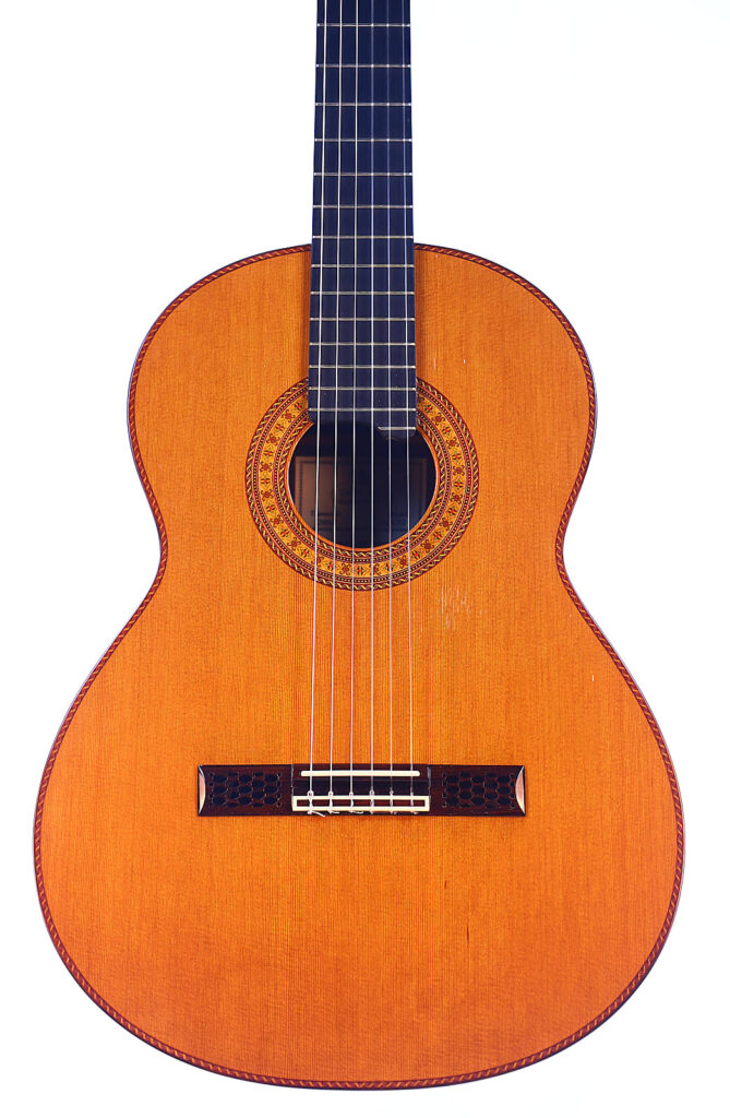 Die Hopf La Portentosa 2004 Klassische Gitarre Ist Eine Klassische Akustikgitarre Mit Einem Holzkorpus, Einem Dunklen Griffbrett Und Einem Aufwändigen Rosettenmuster Um Das Schallloch Herum, Das Auf Weißem Hintergrund Dargestellt Ist.