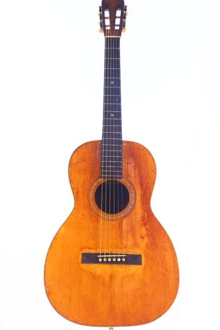 Die Martin 0-30 1917 Akustik Gitarre hat einen abgenutzten Holzkorpus, sechs Saiten, ein rundes Schallloch und einen dunklen Hals, abgebildet vor einem weißen Hintergrund. Die Martin 0-30 1917 Akustik Gitarre hat einen abgenutzten Holzkorpus, sechs Saiten, ein rundes Schallloch und einen dunklen Hals, abgebildet vor einem weißen Hintergrund.