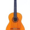 Die Lester DeVoe 1996 Negra Flamenco Gitarre ist eine klassische Akustikgitarre mit einem Holzkorpus, sechs Saiten, einem verzierten Schallloch und einer geschlitzten Kopfplatte, die aufrecht vor einem schlichten weißen Hintergrund abgebildet ist. Die Lester DeVoe 1996 Negra Flamenco Gitarre ist eine klassische Akustikgitarre mit einem Holzkorpus, sechs Saiten, einem verzierten Schallloch und einer geschlitzten Kopfplatte, die aufrecht vor einem schlichten weißen Hintergrund abgebildet ist.