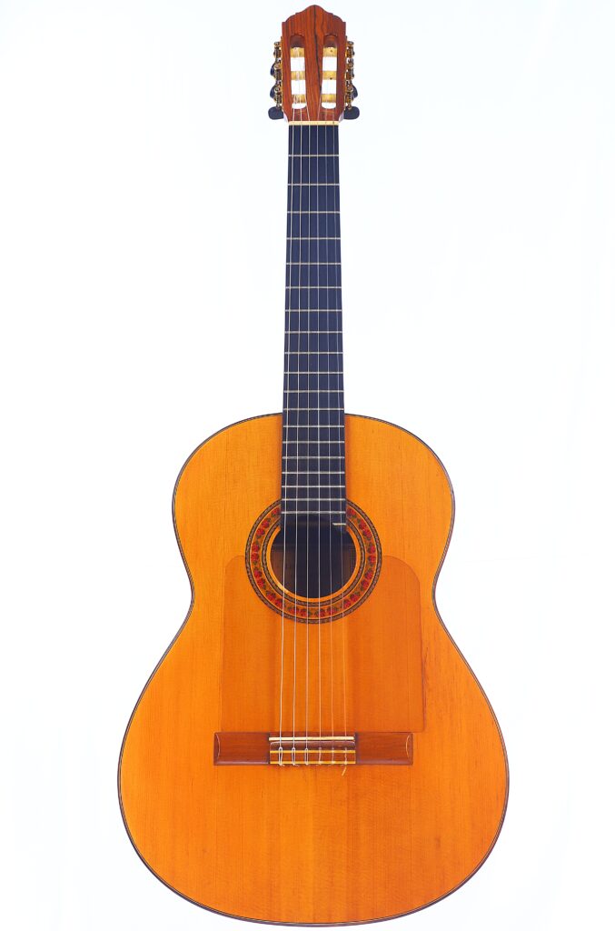 Die Lester Devoe 1996 Negra Flamenco Gitarre Ist Eine Klassische Akustikgitarre Mit Einem Holzkorpus, Sechs Saiten, Einem Verzierten Schallloch Und Einer Geschlitzten Kopfplatte, Die Aufrecht Vor Einem Schlichten Weißen Hintergrund Abgebildet Ist.