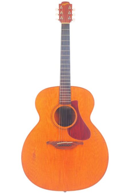 Eine Gesamtansicht Der Lowden F-9 1980 Akustikgitarre Mit Natürlichem Holzfinish, Dunklem Griffbrett Und Markantem Geschwungenem Schlagbrett, Fotografiert Vor Einem Weißen Hintergrund. Eine Gesamtansicht Der Lowden F-9 1980 Akustikgitarre Mit Natürlichem Holzfinish, Dunklem Griffbrett Und Markantem Geschwungenem Schlagbrett, Fotografiert Vor Einem Weißen Hintergrund.