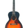 Die Gibson L-00 1934 Akustik Gitarre hat ein Sunburst-Finish mit einem abgerundeten Korpus, dunklen Kanten, einer hellbraunen Mitte, einem schwarzen Schlagbrett, sechs Saiten und dem Gibson-Logo auf der Kopfplatte. Die Gibson L-00 1934 Akustik Gitarre hat ein Sunburst-Finish mit einem abgerundeten Korpus, dunklen Kanten, einer hellbraunen Mitte, einem schwarzen Schlagbrett, sechs Saiten und dem Gibson-Logo auf der Kopfplatte.