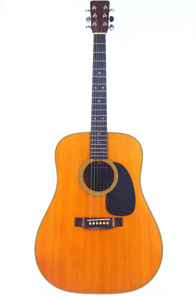 Die Frontansicht Der Martin D-28 1967 Akustik Gitarre Ist Mit Einem Natürlichen Holzfinish, Sechs Saiten, Schwarzem Schlagbrett Und Dunklem Griffbrett Vor Einem Schlichten Weißen Hintergrund Dargestellt.