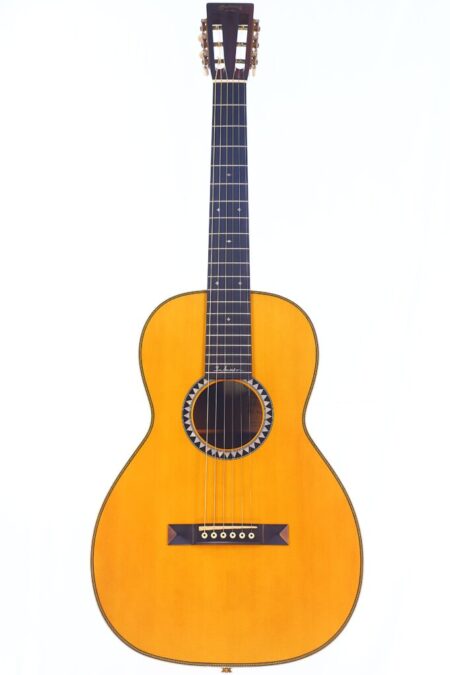 Die Martin 0-28 Ian Anderson Akustik Gitarre mit hellem Holzkorpus, dunklem Griffbrett, sechs Saiten, dekorativer Rosette um das Schallloch und Stimmwirbeln an der Kopfplatte ist vor einem weißen Hintergrund abgebildet. Die Martin 0-28 Ian Anderson Akustik Gitarre mit hellem Holzkorpus, dunklem Griffbrett, sechs Saiten, dekorativer Rosette um das Schallloch und Stimmwirbeln an der Kopfplatte ist vor einem weißen Hintergrund abgebildet.