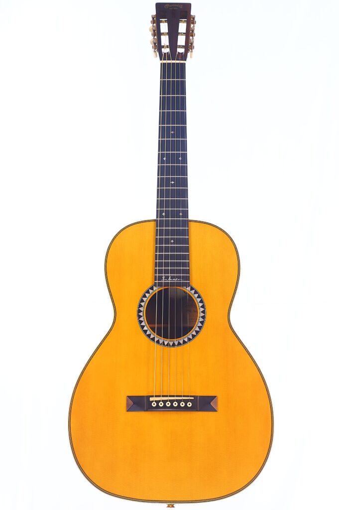 Die Martin 0-28 Ian Anderson Akustik Gitarre Mit Hellem Holzkorpus, Dunklem Griffbrett, Sechs Saiten, Dekorativer Rosette Um Das Schallloch Und Stimmwirbeln An Der Kopfplatte Ist Vor Einem Weißen Hintergrund Abgebildet.