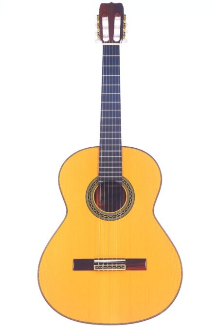 Die José Ramírez Rb-A 636 Klassische Gitarre Ist Eine Klassische Akustikgitarre Mit Hellem Holzkorpus, Dunklem Griffbrett Und Sechs Saiten, Abgebildet Auf Einem Schlichten Weißen Hintergrund. Die José Ramírez Rb-A 636 Klassische Gitarre Ist Eine Klassische Akustikgitarre Mit Hellem Holzkorpus, Dunklem Griffbrett Und Sechs Saiten, Abgebildet Auf Einem Schlichten Weißen Hintergrund.