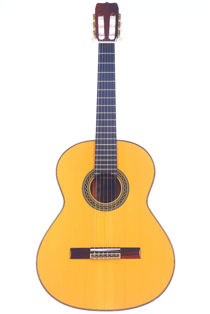 Die José Ramírez Rb-A 636 Klassische Gitarre Ist Eine Klassische Akustikgitarre Mit Hellem Holzkorpus, Dunklem Griffbrett Und Sechs Saiten, Abgebildet Auf Einem Schlichten Weißen Hintergrund.