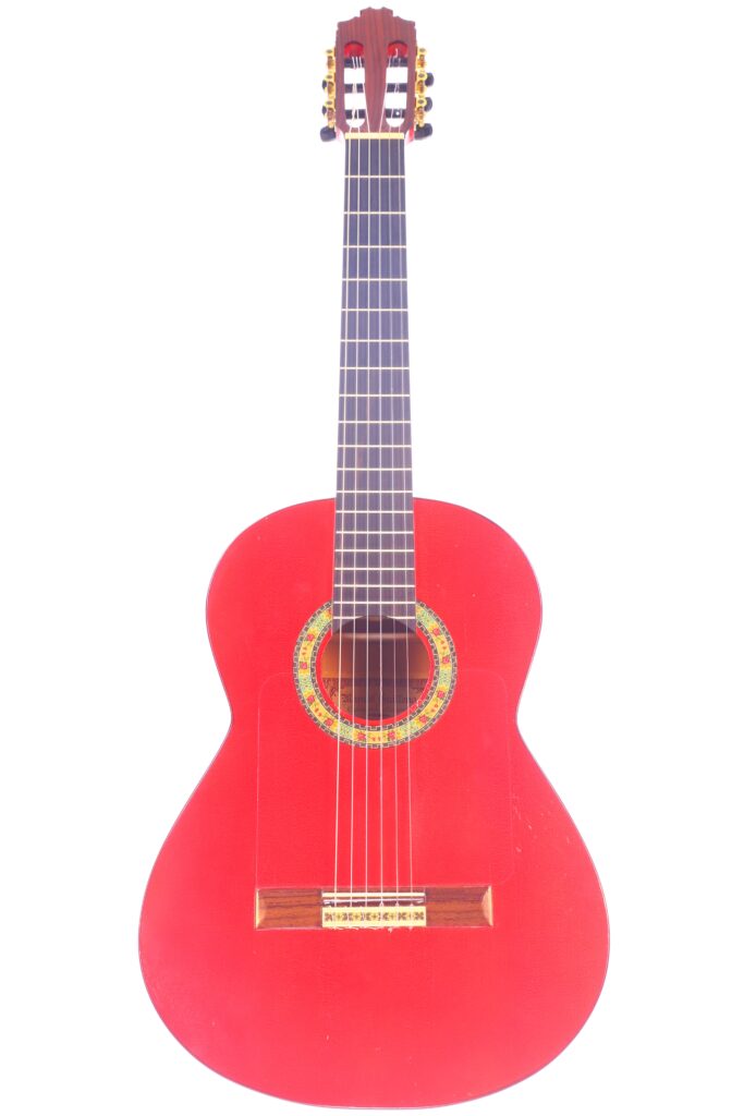 Die Manuel Guillena 2017 Blanca Flamenco Gitarre Ist Eine Sechssaitige Akustikgitarre Mit Einer Dekorativen Rosette Und Goldenen Wirbeln, Die Vor Einem Weißen Hintergrund Fotografiert Wurde.