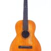 Eine Martin 0-18 1926 Akustik Gitarre mit Naturholz-Finish, dunklem Holzgriffbrett, sechs Saiten und sichtbaren Gebrauchsspuren am Korpus, abgebildet auf weißem Hintergrund. Eine Martin 0-18 1926 Akustik Gitarre mit Naturholz-Finish, dunklem Holzgriffbrett, sechs Saiten und sichtbaren Gebrauchsspuren am Korpus, abgebildet auf weißem Hintergrund.