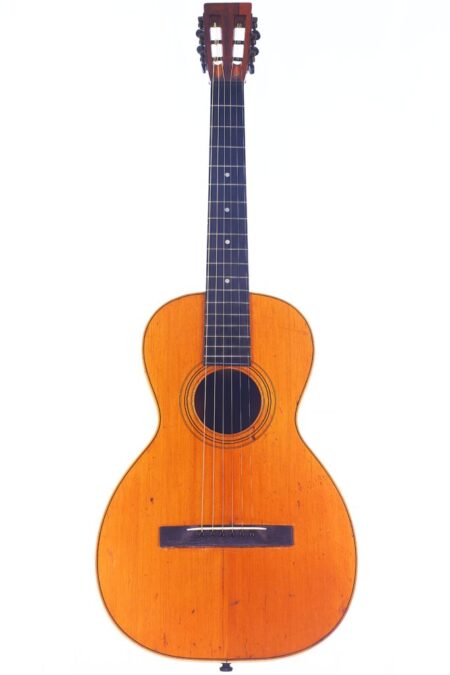 Die Washburn 1894 Parlor Akustik Gitarre Ist Eine Klassische Akustikgitarre Mit Einem Hellbraunen Holzkorpus, Einem Dunklen Griffbrett, Sechs Saiten Und Einem Runden Schallloch, Das Vor Einem Schlichten Weißen Hintergrund Steht. Die Washburn 1894 Parlor Akustik Gitarre Ist Eine Klassische Akustikgitarre Mit Einem Hellbraunen Holzkorpus, Einem Dunklen Griffbrett, Sechs Saiten Und Einem Runden Schallloch, Das Vor Einem Schlichten Weißen Hintergrund Steht.