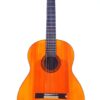 Die Manuel Reyes 1955 Flamenco Gitarre ist eine klassische Akustikgitarre mit sechs Saiten, einer natürlichen Holzoberfläche, einem dunklen Griffbrett und einem runden Schallloch auf weißem Hintergrund. Die Manuel Reyes 1955 Flamenco Gitarre ist eine klassische Akustikgitarre mit sechs Saiten, einer natürlichen Holzoberfläche, einem dunklen Griffbrett und einem runden Schallloch auf weißem Hintergrund.