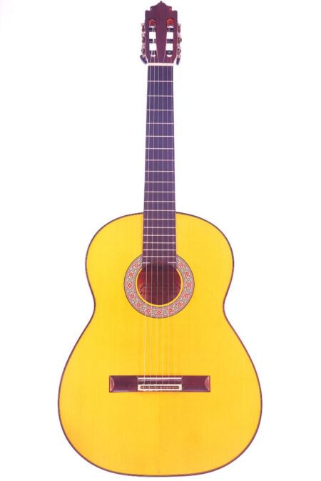 Die Graciliano Perez 2025 Flamenco Gitarre Hat Einen Hellen Holzkorpus, Ein Dunkles Griffbrett Und Eine Dekorative Rosette Um Das Schallloch, Die Auf Einem Weißen Hintergrund Abgebildet Ist. Die Graciliano Perez 2025 Flamenco Gitarre Hat Einen Hellen Holzkorpus, Ein Dunkles Griffbrett Und Eine Dekorative Rosette Um Das Schallloch, Die Auf Einem Weißen Hintergrund Abgebildet Ist.