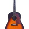 Die Gibson J-45 1957 Akustik Gitarre hat ein Sunburst-Finish mit dunklen Rändern, die in eine warme bernsteinfarbene Mitte übergehen, ein Schildpatt-Schlagbrett, sechs Saiten und weiße Wirbel, die vor einem weißen Hintergrund abgebildet sind. Die Gibson J-45 1957 Akustik Gitarre hat ein Sunburst-Finish mit dunklen Rändern, die in eine warme bernsteinfarbene Mitte übergehen, ein Schildpatt-Schlagbrett, sechs Saiten und weiße Wirbel, die vor einem weißen Hintergrund abgebildet sind.