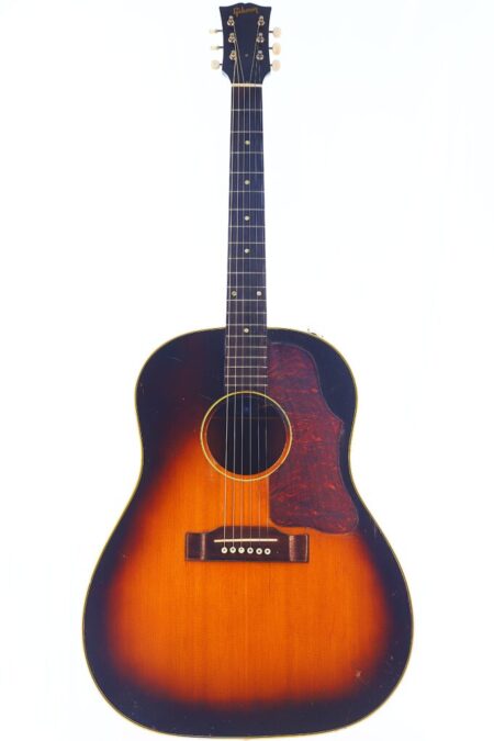 Die Gibson J-45 1957 Akustik Gitarre hat ein Sunburst-Finish mit dunklen Rändern, die in eine warme bernsteinfarbene Mitte übergehen, ein Schildpatt-Schlagbrett, sechs Saiten und weiße Wirbel, die vor einem weißen Hintergrund abgebildet sind. Die Gibson J-45 1957 Akustik Gitarre hat ein Sunburst-Finish mit dunklen Rändern, die in eine warme bernsteinfarbene Mitte übergehen, ein Schildpatt-Schlagbrett, sechs Saiten und weiße Wirbel, die vor einem weißen Hintergrund abgebildet sind.