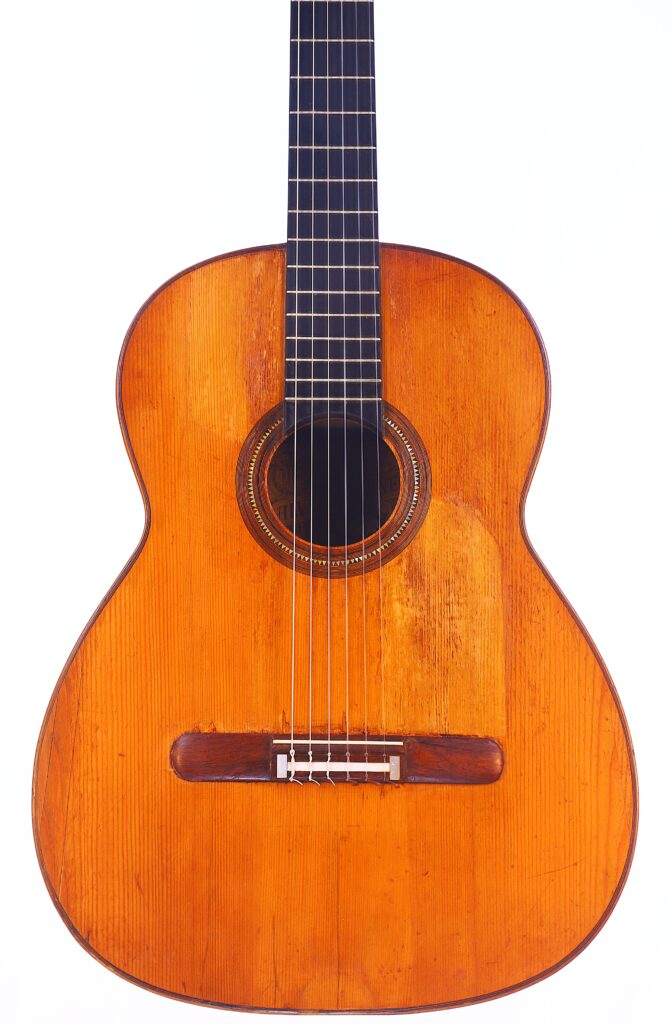 La chitarra classica Salvador Ibanez 1900 ha un corpo in legno, corde a vista, tastiera scura e buca sonora rotonda su sfondo bianco.