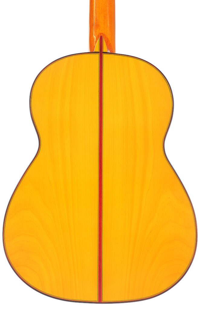 Die Abbildung Zeigt Die Rückseite Der Flamenco-Gitarre Graciliano Perez 2025 Mit Einer Glänzenden Hellgelben Holzoberfläche Und Einem Zentralen Dunkelroten Vertikalen Streifen, Der Die Eleganten Kurven Hervorhebt.