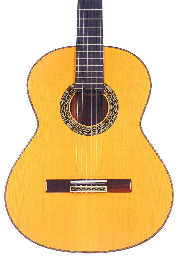 Die José Ramírez Rb-A 636 Klassische Gitarre Ist Eine Klassische Akustikgitarre Mit Einem Hellen Holzkorpus, Einem Dunklen Hals Und Einer Dekorativen Rosette Um Das Schallloch, Die Auf Einem Weißen Hintergrund Dargestellt Ist.