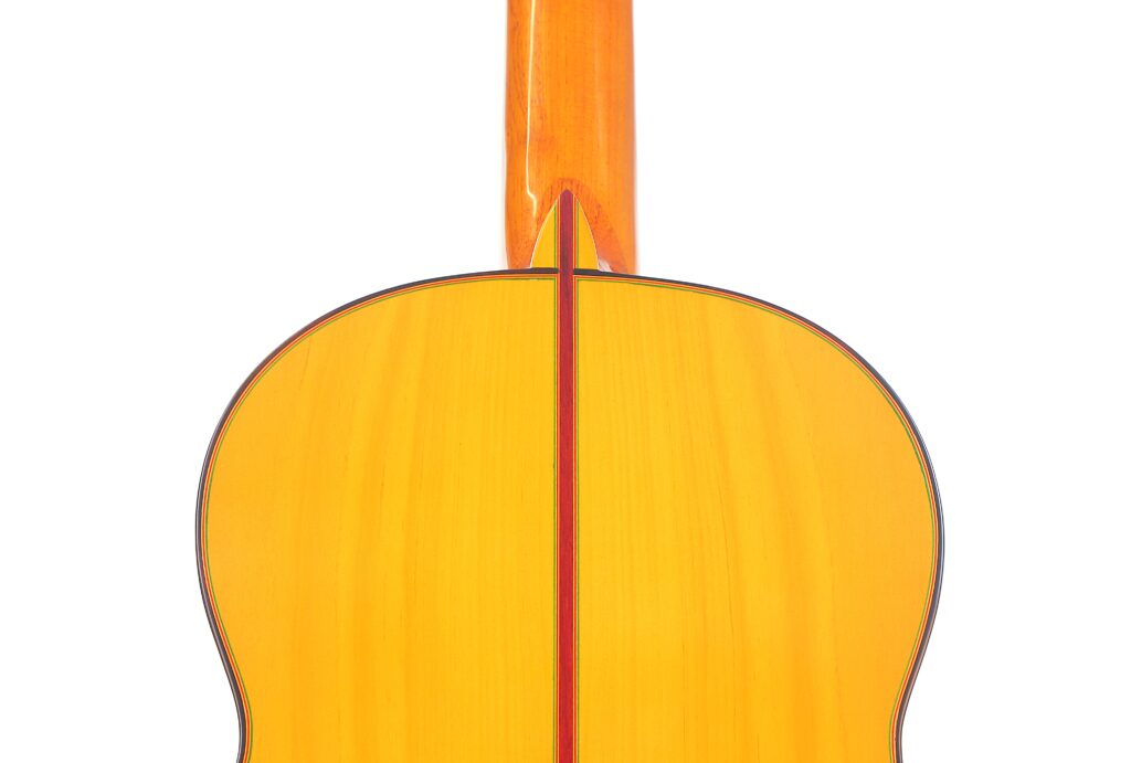 Die Graciliano Perez 2025 Flamenco-Gitarre Hat Einen Glänzenden Hellen Holzboden Mit Einem Roten Mittelstreifen, Der In Einer Nahaufnahme Auf Der Rückseite Zu Sehen Ist.