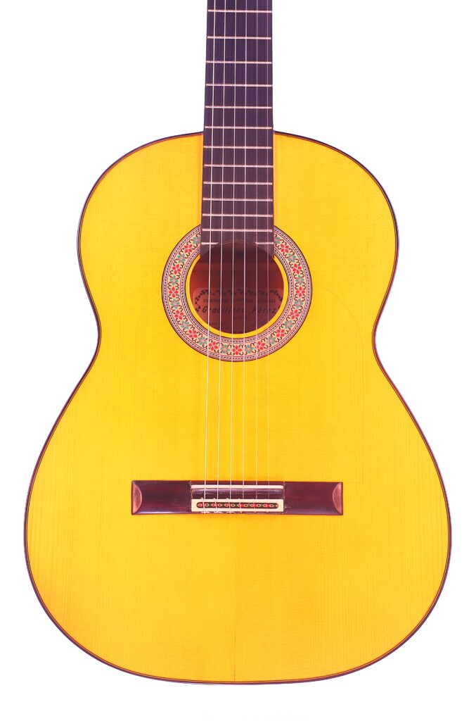 Vorderansicht Der Graciliano Perez 2025 Flamenco-Gitarre Mit Hellem Holzkorpus, Dunklem Griffbrett Und Dekorativer Rosette Um Das Schallloch, Dargestellt Vor Einem Weißen Hintergrund.