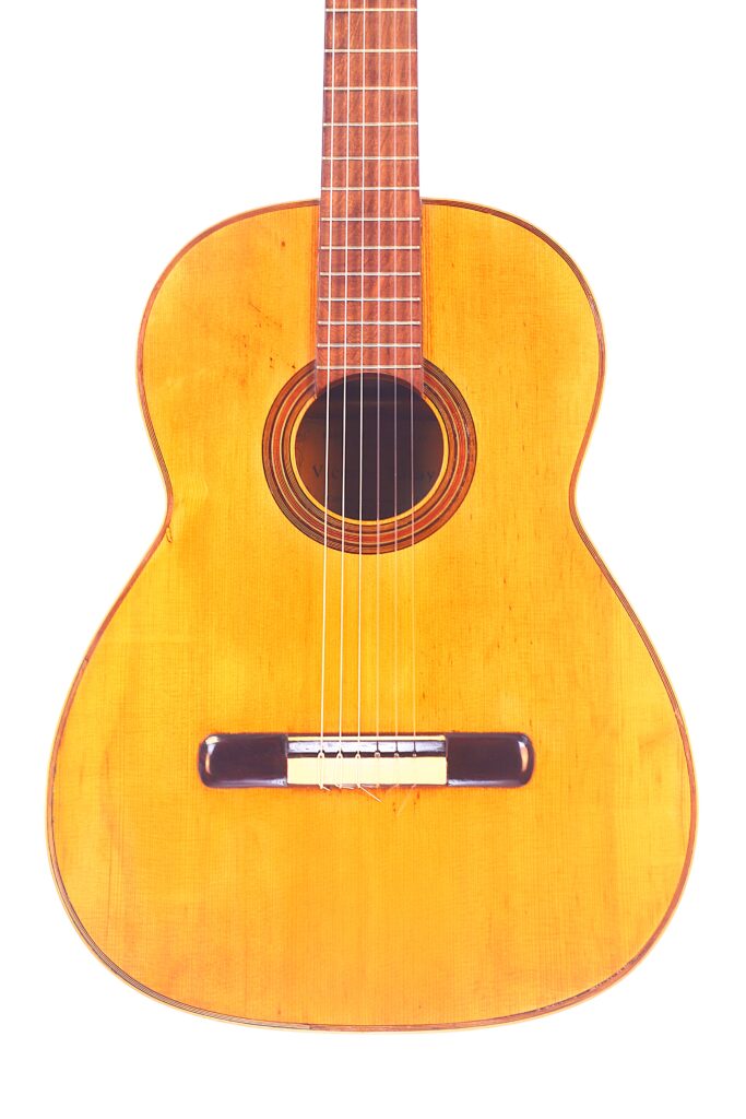 Die Vicente Tatay Alabau 1920 Klassische Gitarre, Eine Klassische Akustische Gitarre Mit Holzkorpus Und Sechs Saiten, Ist Vor Einem Weißen Hintergrund Fotografiert.