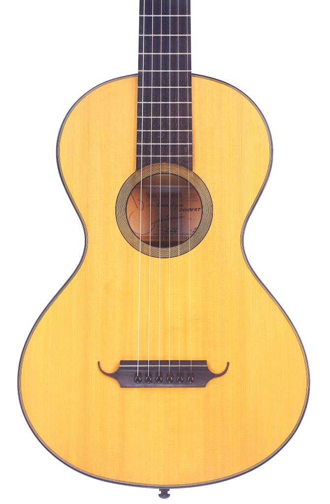 Vorderansicht Einer Yoann Charbonnier 2016 Grobert Romantikgitarre Mit Einem Korpus Aus Hellem Holz, Sechs Saiten Und Einem Runden Schallloch. Das Bild Zeigt Den Korpus Bis Zum Unteren Hals Dieser Klassischen Akustikgitarre.