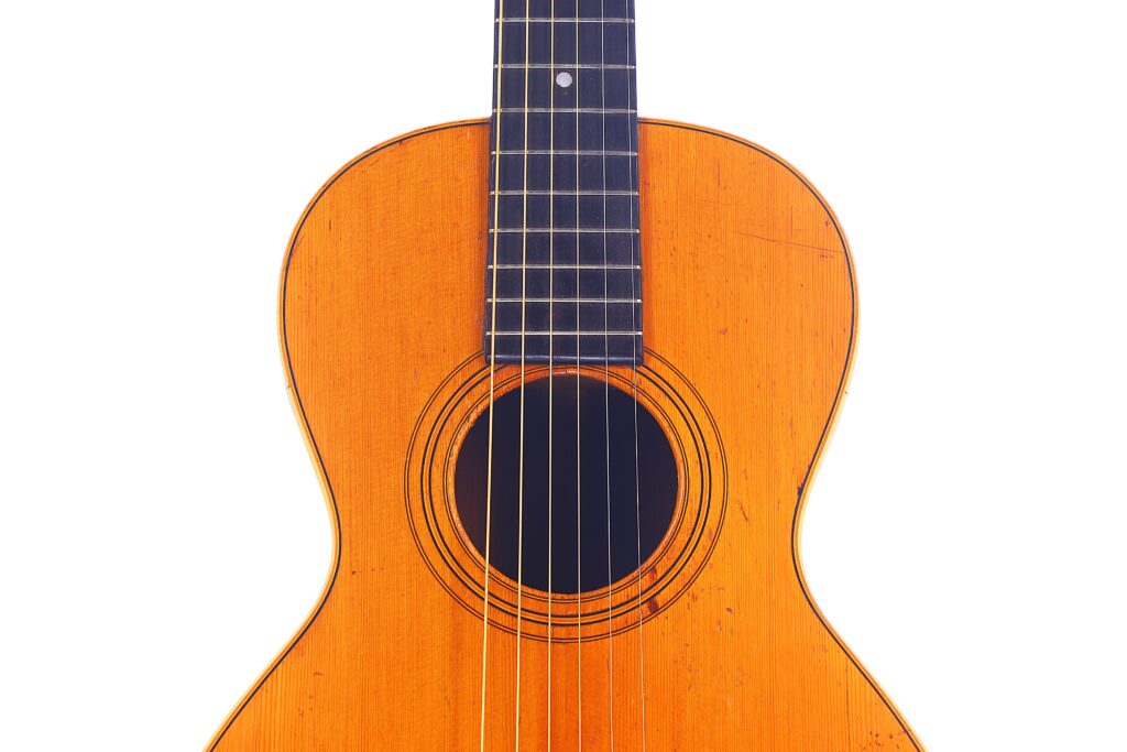 Nahaufnahme Von Korpus Und Hals Einer Washburn 1894 Parlor Akustik Gitarre, Mit Sichtbaren Saiten Und Schallloch, Isoliert Auf Weißem Hintergrund.