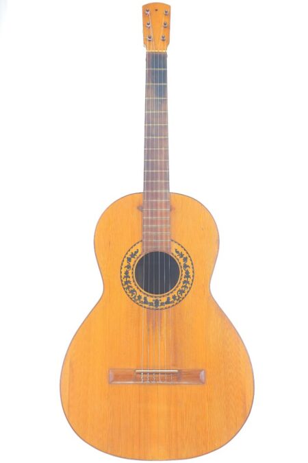 Die Francisco Gorgé 1905 Klassische Gitarre ist eine klassische Akustikgitarre mit einem Holzkorpus, sechs Saiten und einem schwarzen Blumenmuster um das Schallloch, fotografiert vor einem weißen Hintergrund. Die Francisco Gorgé 1905 Klassische Gitarre ist eine klassische Akustikgitarre mit einem Holzkorpus, sechs Saiten und einem schwarzen Blumenmuster um das Schallloch, fotografiert vor einem weißen Hintergrund.