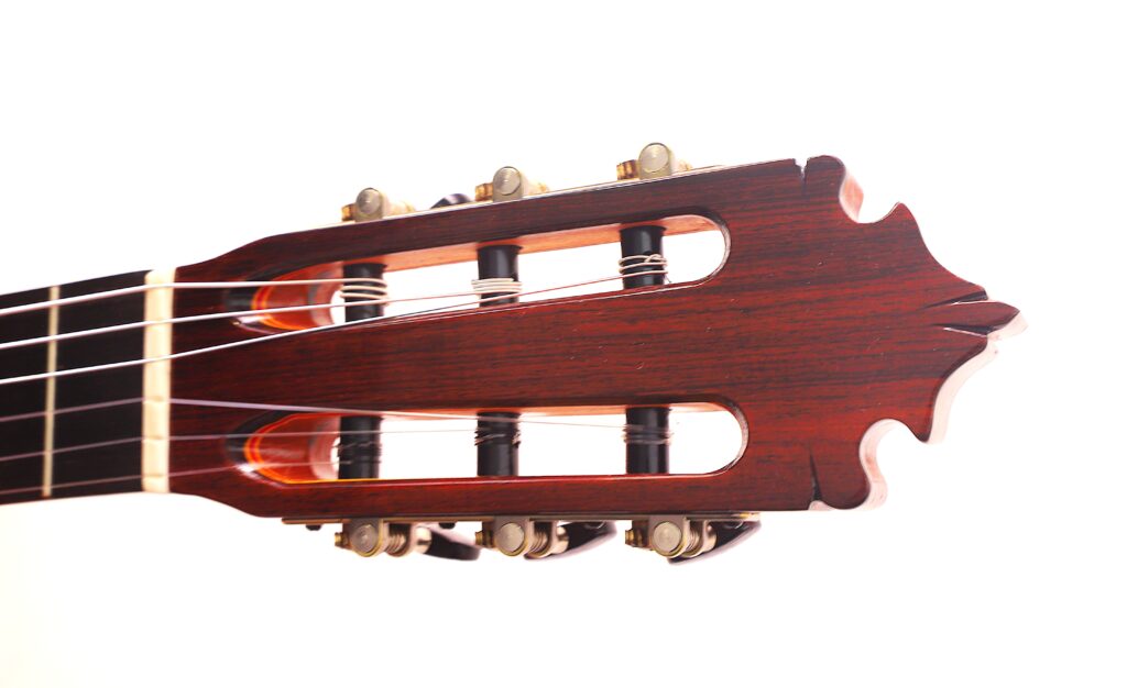 Nahaufnahme Der Kopfplatte Der Graciliano Perez 2025 Flamenco-Gitarre Mit Sechs Stimmwirbeln Und Nylonsaiten Vor Einem Schlichten Weißen Hintergrund.