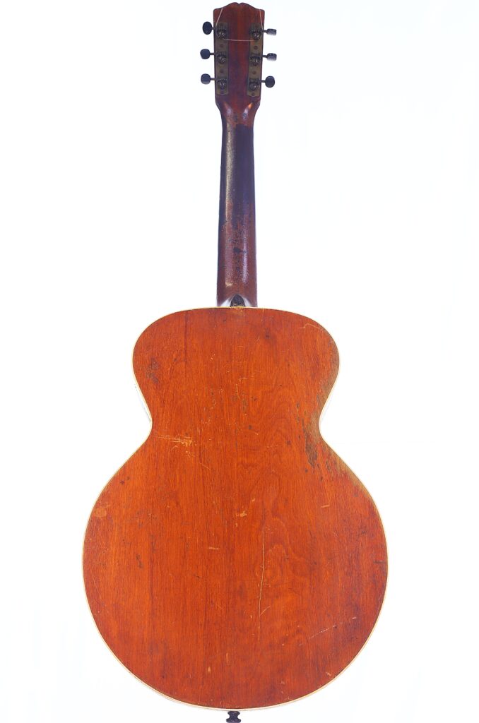 Eine Rückansicht Der Gibson L-1 1926 Akustik Gitarre Zeigt Den Hölzernen Boden, Den Hals Und Die Stimmwirbel Vor Einem Schlichten Weißen Hintergrund.