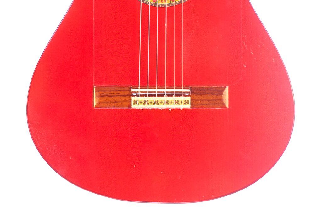 Nahaufnahme Des Korpus Der Manuel Guillena 2017 Blanca Flamenco Gitarre Mit Steg, Saiten Und Resonanzboden Auf Weißem Hintergrund.