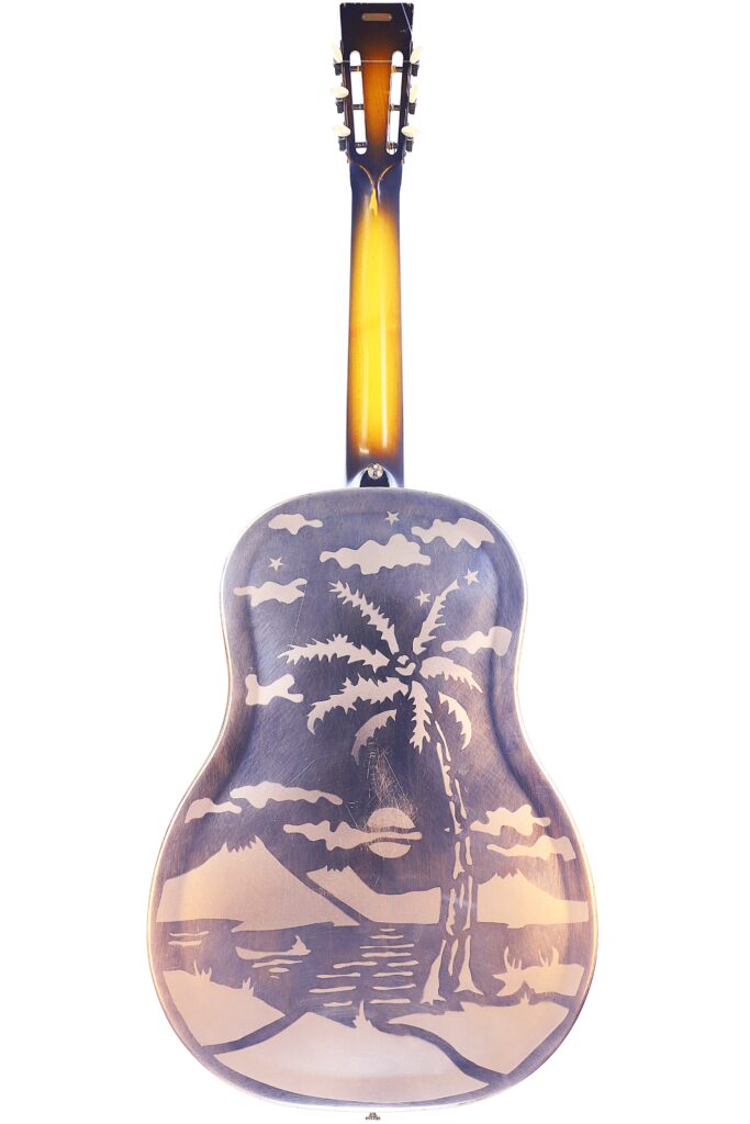 Die National Reso-Phonic Style O 2009 Akustik Gitarre Zeigt Auf Der Rückseite Eine Eingravierte Tropische Szene Mit Palmen, Bergen, Wasser Und Wolken Unter Einem Sternenhimmel.