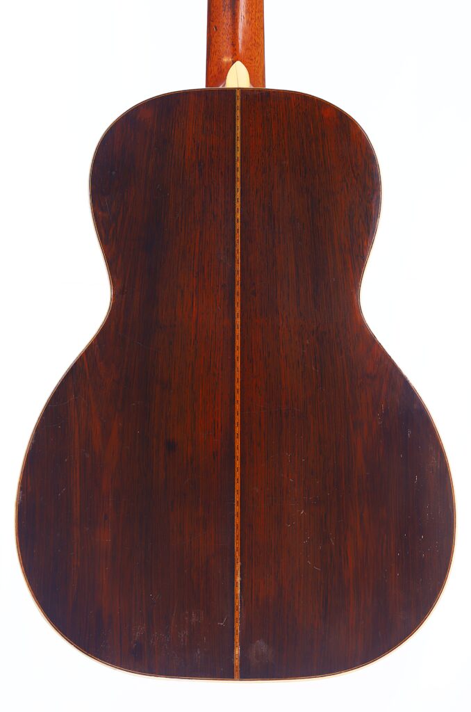 Die Abbildung Zeigt Die Rückseite Der Martin 0-30 1917 Akustik Gitarre. Sie Ist Aus Dunklem, Poliertem Holz Mit Einer Zentralen Naht Und Hellen Zierleisten An Den Kanten.