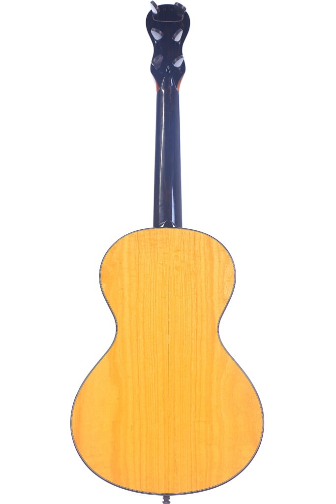 Ein Foto Der Rückseite Einer Yoann Charbonnier 2016 Grobert Romantikgitarre Akustikgitarre Mit Einer Hellen Holzoberfläche, Dunklen Zargen Und Einem Dunklen Hals, Dargestellt Vor Einem Weißen Hintergrund.