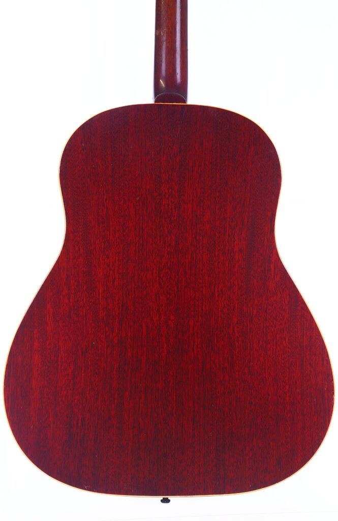 Das Bild Zeigt Die Rückseite Einer Gibson J-45 1962 Akustik-Gitarre Mit Einem Satten, Dunkelrotbraunen Holzfinish Und Glatter Maserung, Fotografiert Vor Einem Weißen Hintergrund.