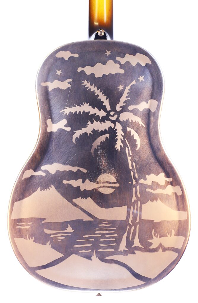 Die Rückseite Der National Reso-Phonic Style O 2009 Akustik Gitarre Zeigt Eine Eingravierte Tropische Szene Mit Einer Palme, Bergen, Wasser, Kleinen Booten, Wolken, Sternen Und Einer Untergehenden Sonne.