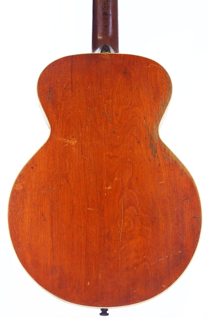 Rückansicht Der Gibson L-1 1926 Akustik Gitarre Mit Rötlich-Braunem Holzfinish, Sichtbarer Maserung, Kleinen Kratzern, Gebrauchsspuren Und Einem Dunklen Hals, Der Aus Dem Korpus Herausragt.