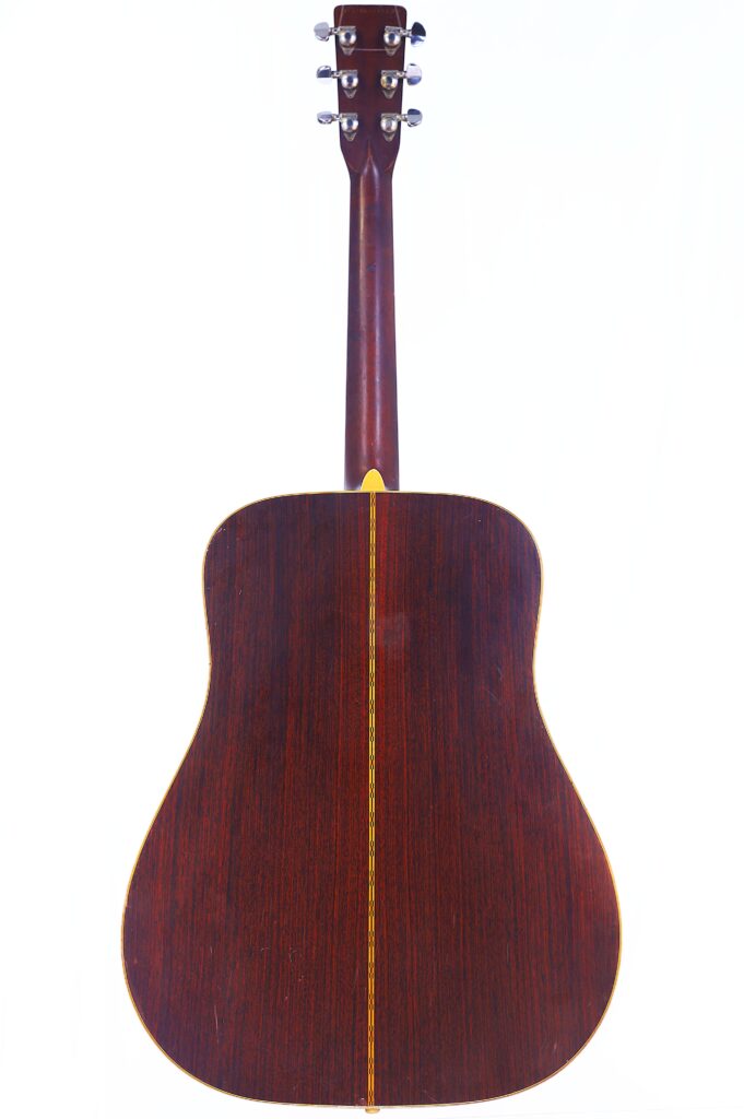 Das Bild Zeigt Die Rückseite Einer Martin D-28 1971 Akustik Gitarre Mit Dunklem Holzfinish, Einer Gelben Ziereinlage In Der Mitte Und Metallstimmwirbeln An Der Kopfplatte.