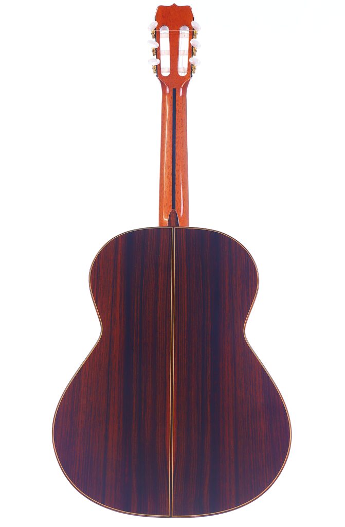 Die José Ramírez Rb-A 636 Klassische Gitarre Wird Von Hinten Gezeigt, Wobei Der Dunkle, Polierte Holzkorpus Und Hals Vor Einem Weißen Hintergrund Hervorgehoben Wird, Der Die Eleganten Kurven Und Die Holzmaserung Der Gitarre Betont.