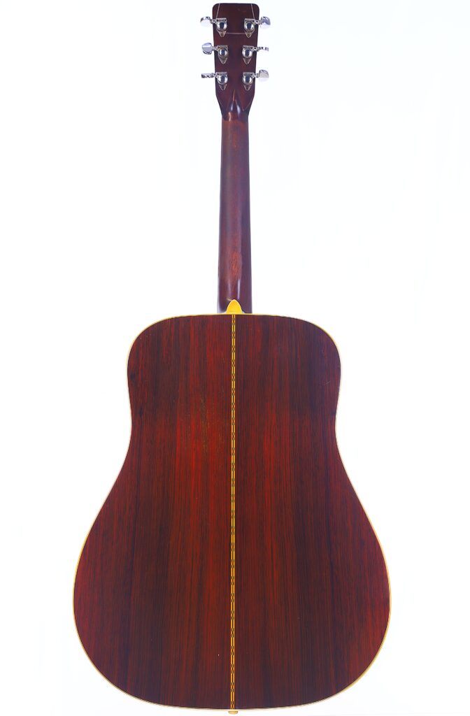 Eine Rückansicht Der Martin D-28 1967 Akustik Gitarre Zeigt Das Dunkle Holzfinish, Sichtbare Stimmwirbel Und Eine Gelbe Ziereinlage Entlang Des Mittelrückens.