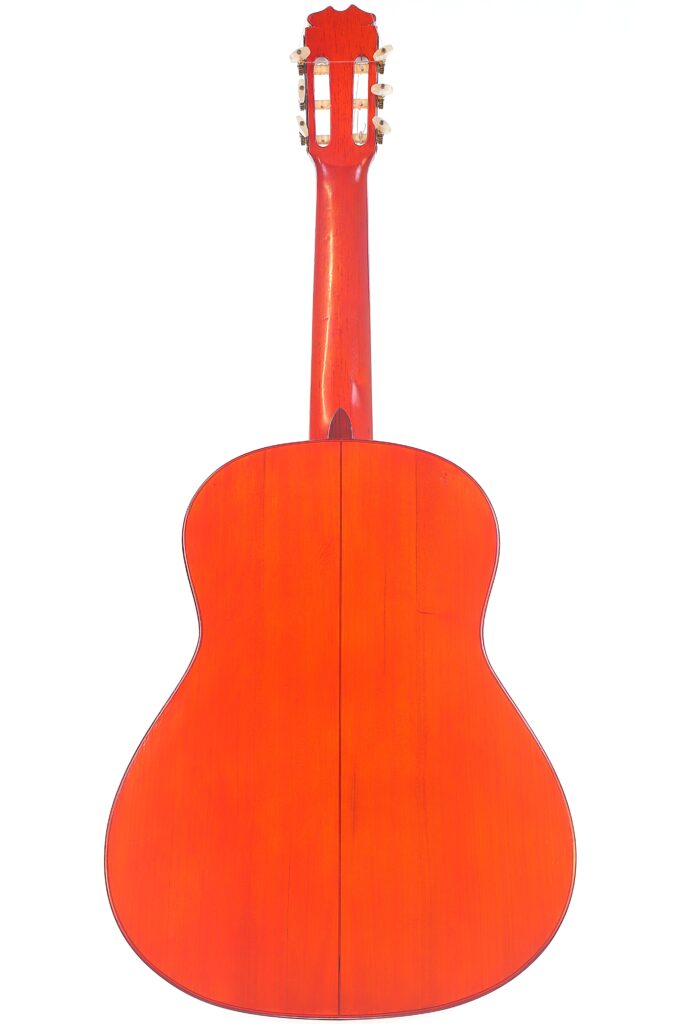 Die Hermanos Conde 1983 Faustino Conde Flamenco-Gitarre Wird Von Hinten Gezeigt, Wobei Der Rot-Orangefarbene Holzkorpus, Der Hals, Die Kopfplatte Und Die Sichtbaren Stimmwirbel Vor Einem Weißen Hintergrund Hervorgehoben Werden.