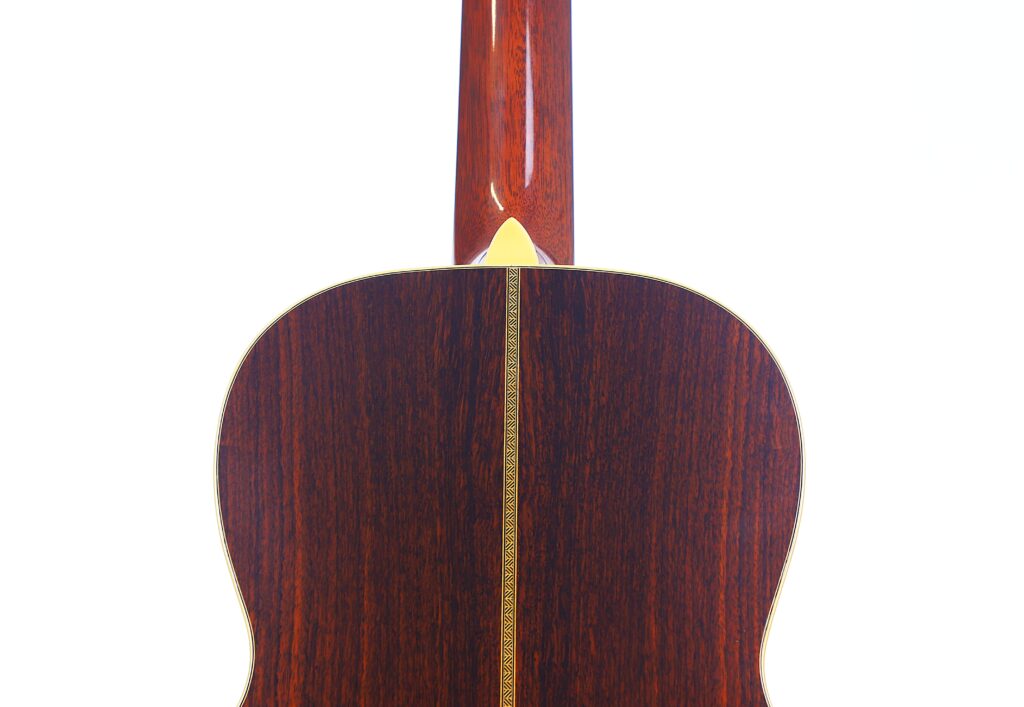 Das Bild Zeigt Die Rückseite Der Martin 0-28 Ian Anderson Akustik Gitarre Mit Einem Satten, Dunklen Holzfinish Und Einem Dekorativen Mittelstreifen. Der Hals Der Gitarre Ist Ebenfalls Oben Zu Sehen.