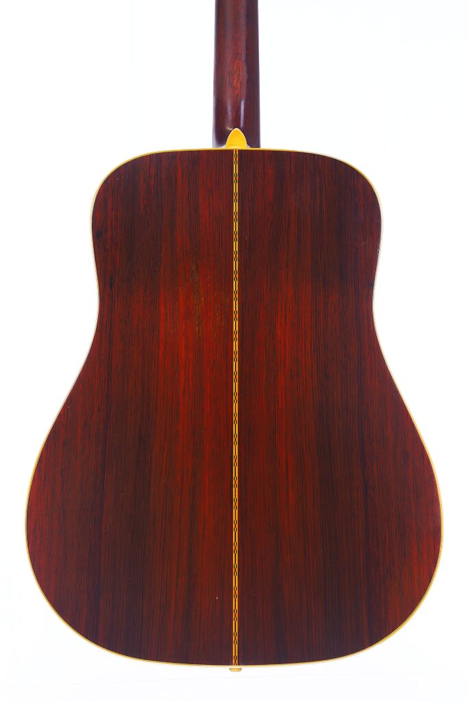 Die Rückseite Der Martin D-28 1967 Akustik Gitarre Zeigt Ein Glänzendes Dunkles Holzfinish, Gelbes Randbinding Und Einen Dekorativen Mittelstreifen.