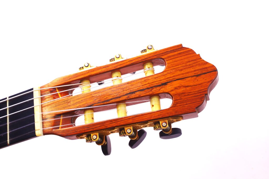 Nahaufnahme Der Kopfplatte Einer Lester Devoe 1996 Negra Flamenco Gitarre Mit Hölzernen Stimmwirbeln Und Saiten Vor Weißem Hintergrund.