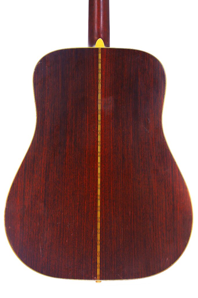 Das Bild Zeigt Die Rückseite Einer Martin D-28 1971 Akustik Gitarre Mit Einem Satten, Dunklen Holzfinish, Sichtbarer Maserung, Zentraler Einlage, Gelbem Randbinding Und Einer Klassischen Dreadnought-Korpusform.